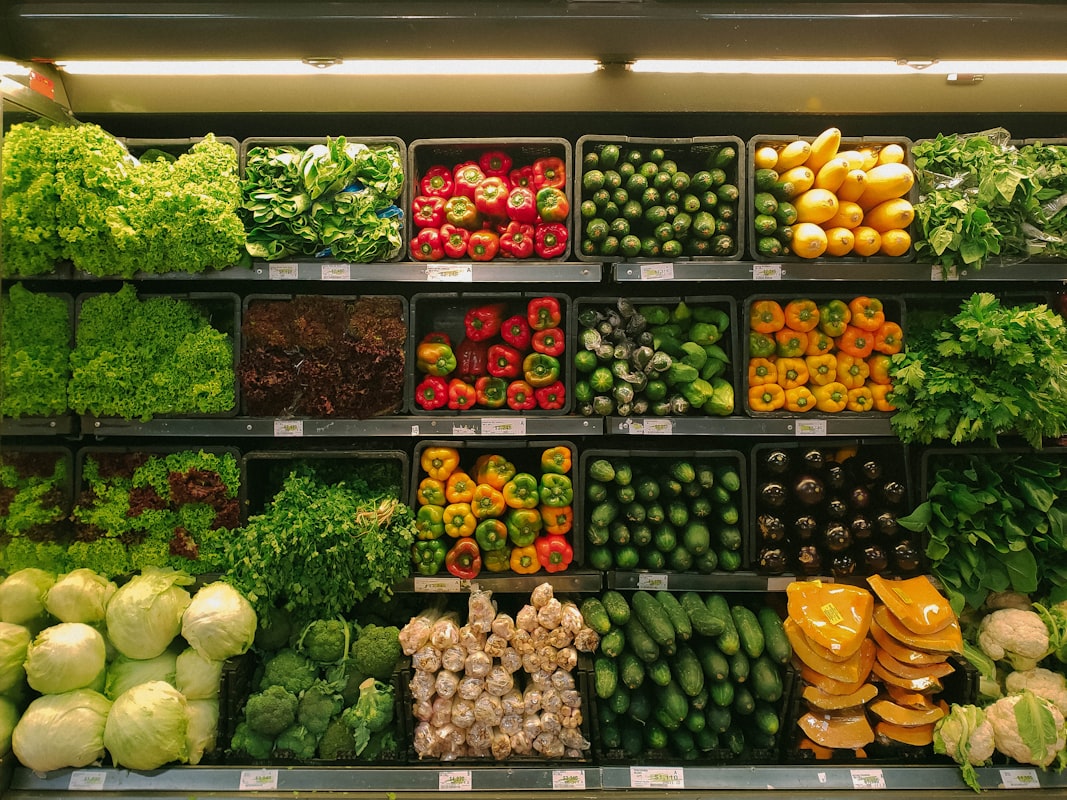 Insalata ricca di verdure a foglia scura